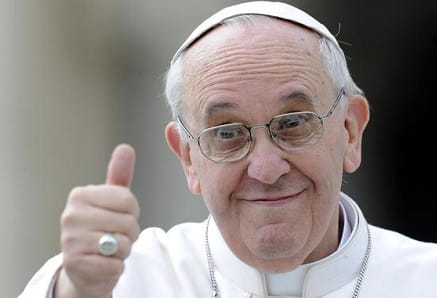 Papa Francesco ritratto con il pollice alzato