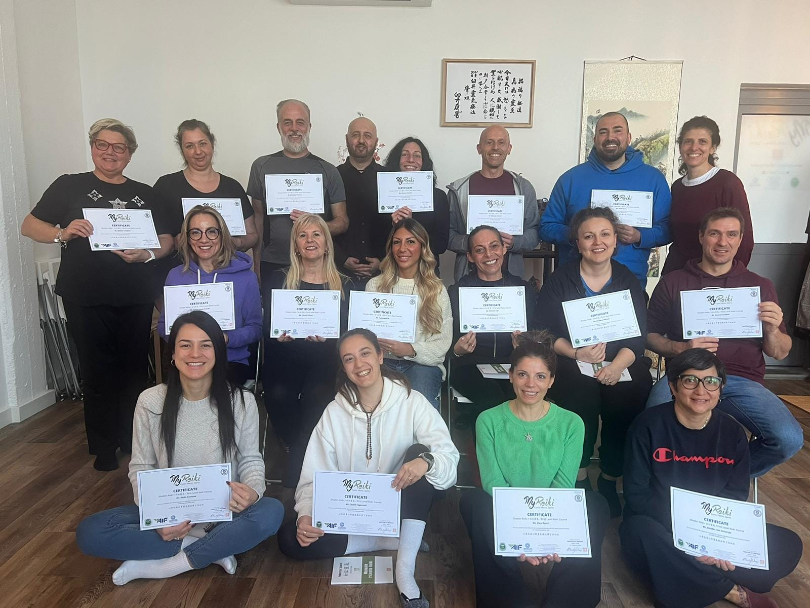 Gruppo di allievi My Reiki con i certificati
