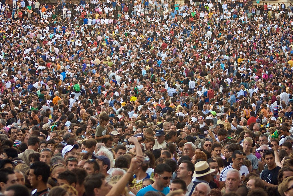 Una folla di persone riunita in una piazza.