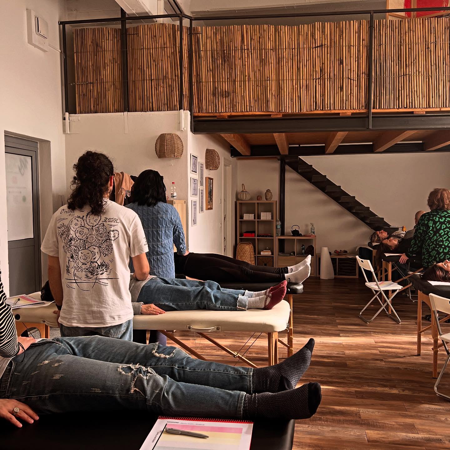 Un momento di pratica durante il corso Reiki di primo livello